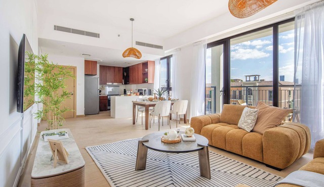 Captivating 2BR in La Mer with Partial Burj Views!