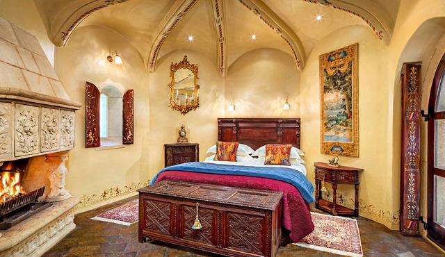 Castle Keep- Exceptionally Romantic Escape for 2 with open log fire. in Stirling
