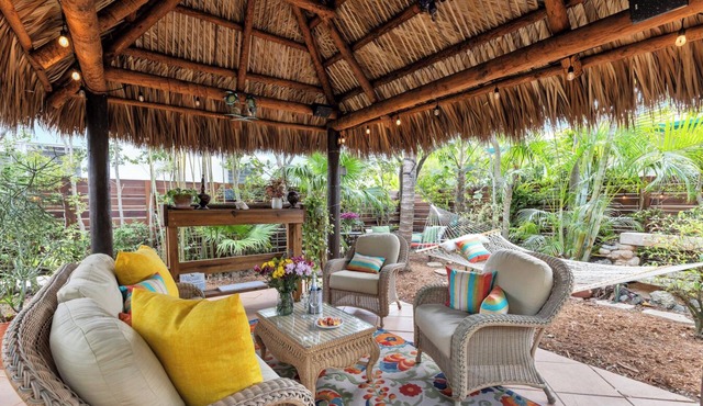 Casual Beach living - 1 Bed/1 Bath Old Florida Garden apartment - Steps to beach in Hollywood