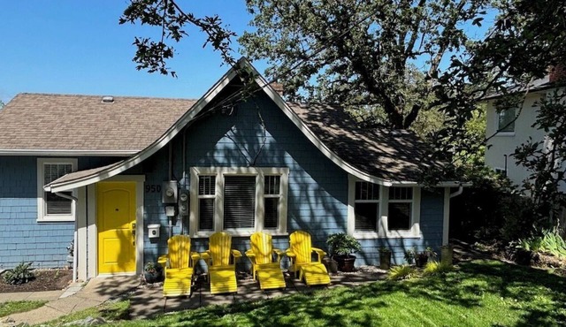 Charming Cottage Centrally Located Business Licence #28949 in Victoria