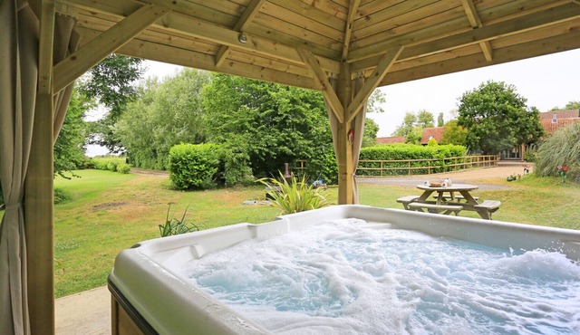 Chestnut Tree Barns - Seven Bedroom House, Sleeps 14 in Lowestoft