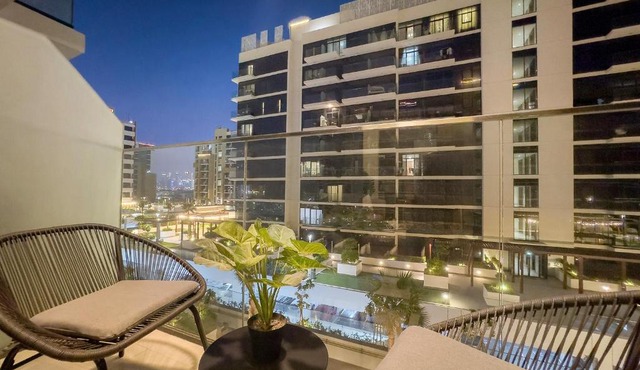 Cozy 1BR with Pool View & Balcony