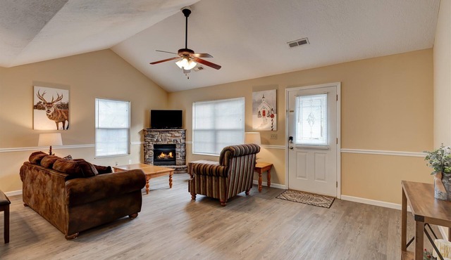 Cozy Cottage -with Hot Tub & Pool in the Heart of Pigeon Forge close to Parkway! in Pigeon Forge