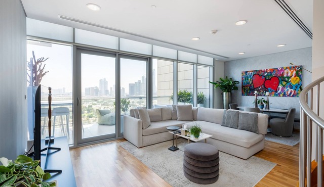 Cozy DIFC Duplex w/Burj View, Pool and Gym