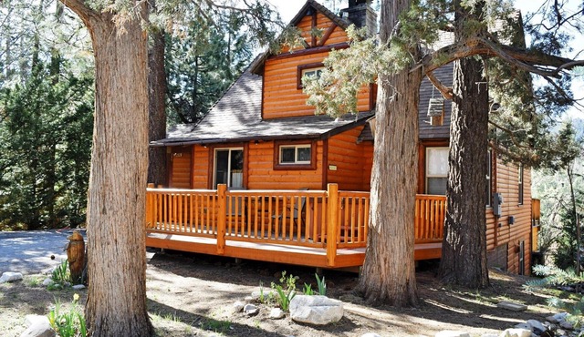 Cozy Log Cabin, 3+2, Game Room, Coffee Bar, Spa, View, Close to Ski, Lake & Golf in Big Bear Lake