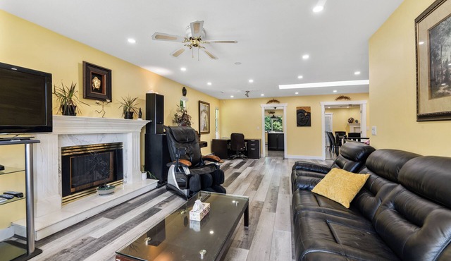 Cozy & Peaceful Home with Chef's Kitchen, Sleeps 7 in Surrey