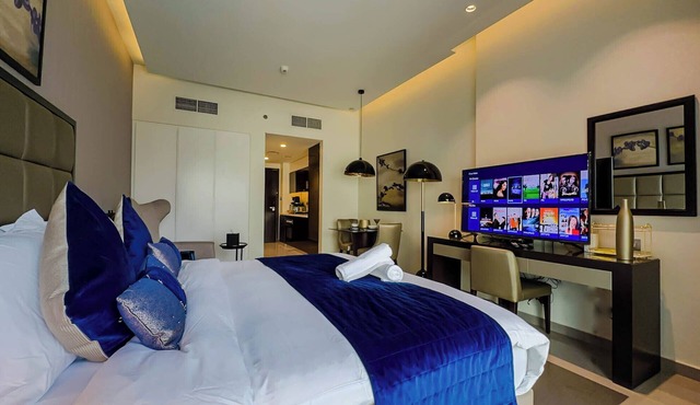Cozy Studio with City & Pool Views in Business Bay -1118