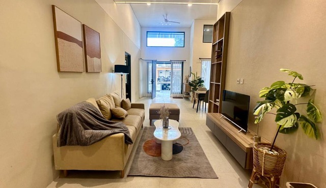 Davion House near IKEA KBP by YourHome in Simpar