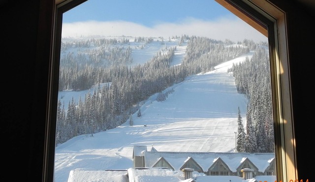 Deluxe Ski in/out Condo in Village Centre in Hedley