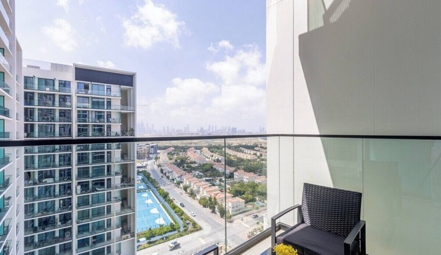Elegant 1BR with Balcony & Skyline Views