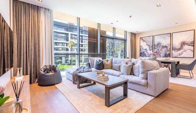 Elegant 2BR with Assistant’s Room Next to Coca-Cola Arena and Metro Station