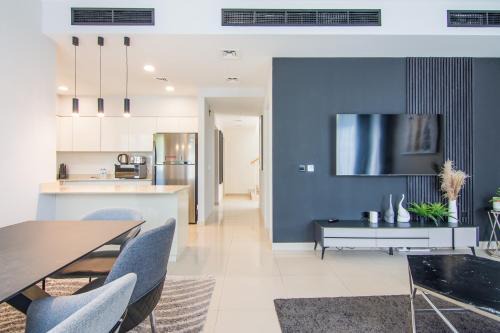 Elegant 4 bedrooms plus maid Villa in the Heart of Dubai Hills