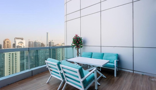 Elite Duplex Penthouse Steps from Metro & Marina
