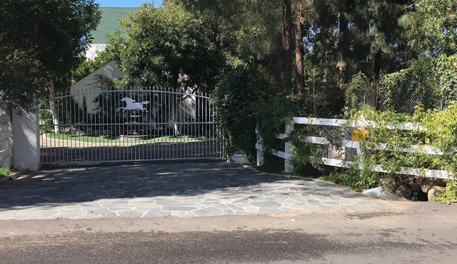 Enjoy Peace & Quite of Country Living Near the Attractions of the City in Elfin Forest