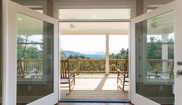 Epic Long Range Mountain Views & Fire Pit! CLOSE to DT AVL/Biltmore/Parkway! in Asheville