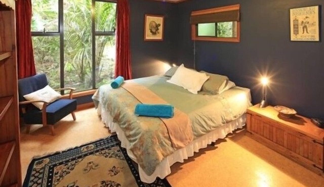Escape Waiheke, Large holiday house in Palm Beach