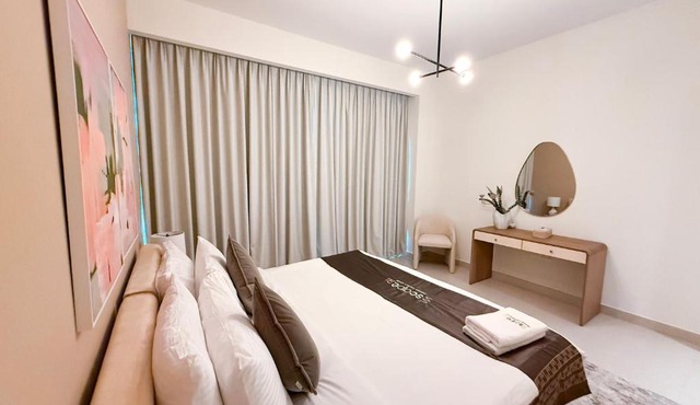 Escape24 Premium 2BR with Stunning Canal Views