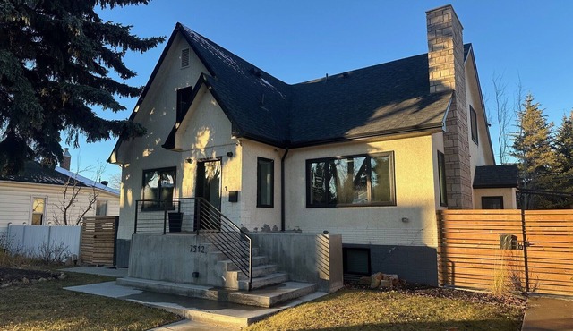 Explore Amazing Holyrood from this Outstanding 3-BR house with Hot Tub! in Edmonton