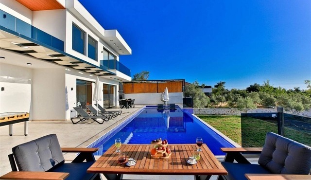 Family friendly new villa; Big pool, Sauna/hot tube, 2 Jakuzzies,Turkish Hamam in Antalya