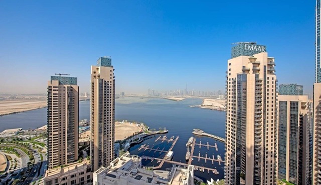 Free housekeeping visits during your stay - StayShort - Stylish Cozy 3-Bedroom Apartment with Harbour Views in Dubai Creek Harbour