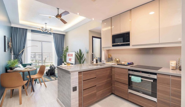 Free housekeeping visits during your stay - StayShort - Peaceful 1-Bedroom with Relaxing Balcony in Liwan!