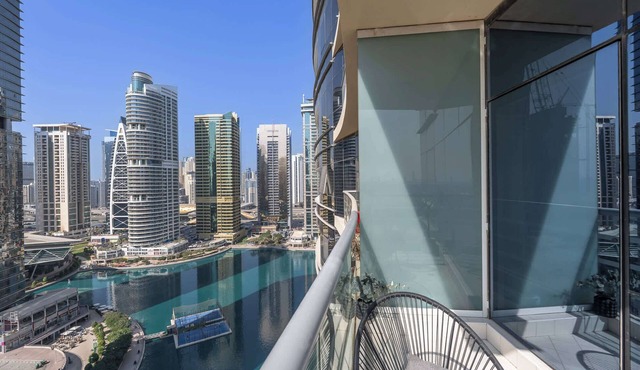 Free housekeeping visits during your stay - StayShort - Bright 1BR in JLT with Stunning Lake Views!