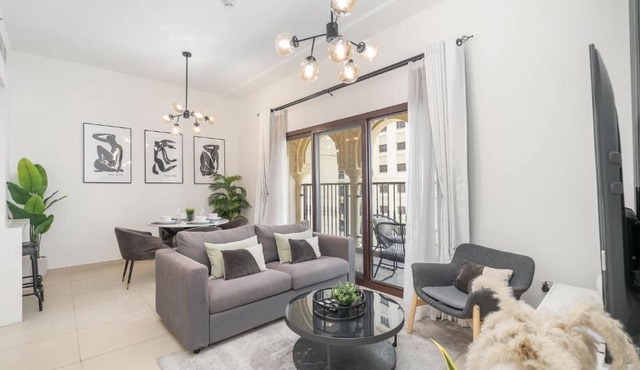 Free housekeeping visits during your stay - StayShort - Stylish 1-Bedroom Retreat with Pool in Vibrant Jumeirah Golf Estates