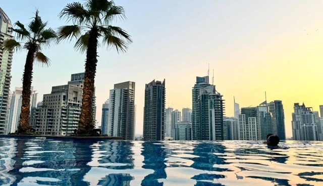 Free Infiniti Pool & Jacuzzi-Marina Dubai Luxury Stay in luxurious 1 BHK.