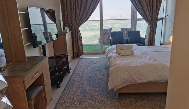 Gharfar-2 Heaven Escape-Golf view-high floor-Netflix-GYM-Pool-perfect staycation