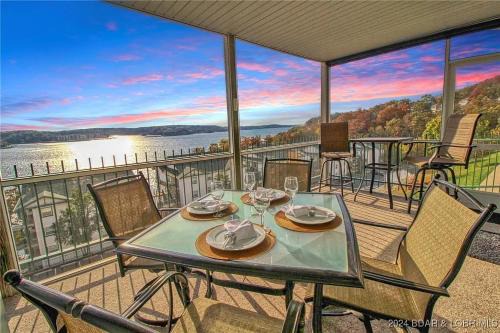 Gourgeous lake views, amazing susets, on main channel in Lake Ozark