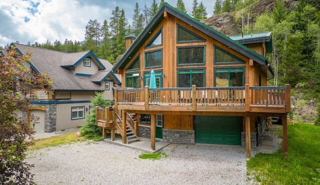 Greywolf Lodge | Private Hot Tub | Wood Fireplace in Panorama