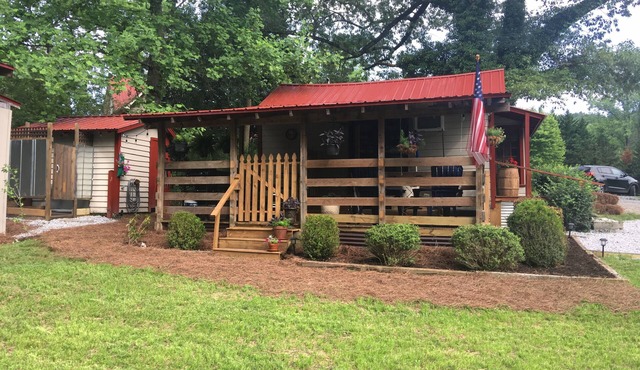 Guest Cottage,Dog friendly, minutes to Clayton, fenced yard, hot tub on patio. in Tiger
