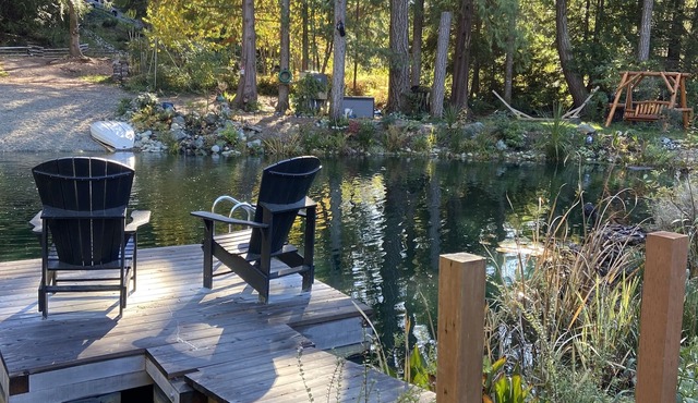 Hidden Pond Large Two Bedroom, Pet Friendly, with Hot Tub and Private Beach in Victoria