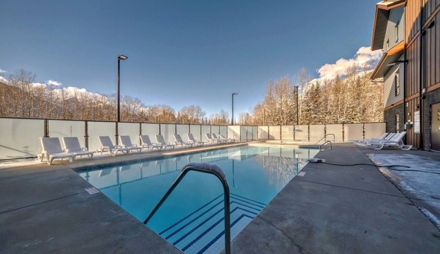 High rise Lux 2-B apartment near Canmore Banff-Pool -hot tub- gym - in Dead Man's Flats