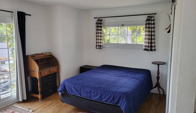 Hollywood Hills View Home. Separate House with own entrance/own garage. Pet ok in Los Angeles