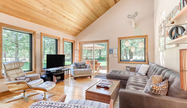 Home with a private hot tub, shared pool, & National Forest at your backdoor in Sisters
