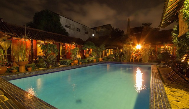 Homestay bernuansa klasik dengan kolam renang dan taman in Yogyakarta