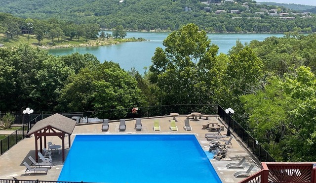 LAKEFRONT, LAKE VIEW CONDO WITH A BOAT SLIP ON INDIAN POINT in Branson