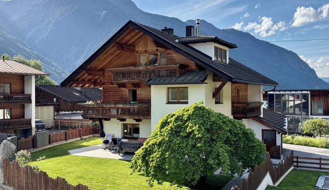 Large vacation home for up to 18 people with open-plan living and dining area in Umhausen