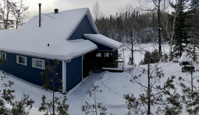 Le Chalet Bleu, aux Pieds des Monts-valin in Saint-David-de-Falardeau
