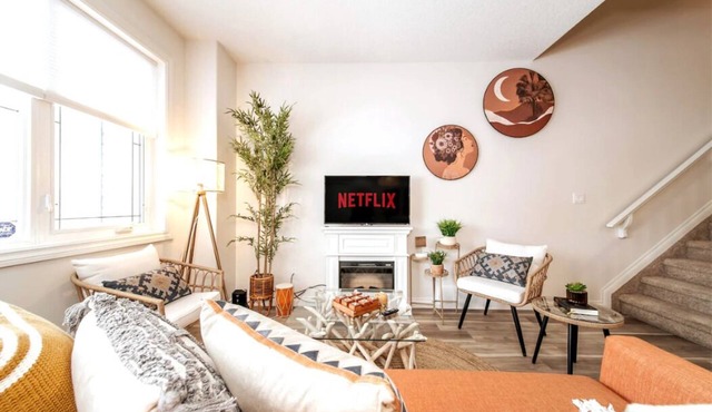 Luxe Escape Duo - 8 Beds - Sleeps 22 - 4 Car Garage in Edmonton