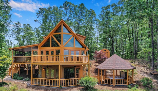 Luxurious, Secluded Cabin, with Gazebo Covered Hot-tub + Amazing View in Blue Ridge
