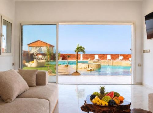 Luxury Beachfront Villa with Pool and Jacuzzi