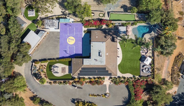 Luxury Hilltop Retreat: GameRoom/Volleyball/Putting Green/BasketBall Court&More! in Escondido