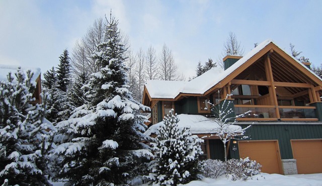 Luxury Whistler Accomodations - 4 Bedroom Montebello Townhome - Hot Tub - WiFi in Whistler