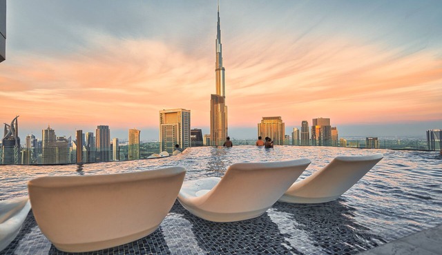 Magical One Bedroom Apartment With Rooftop Pool & Burj Khalifa View Sleeps 4.