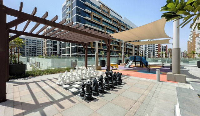 Meydan Luxury: Stylish 1BR with Pool & Canal Views-612