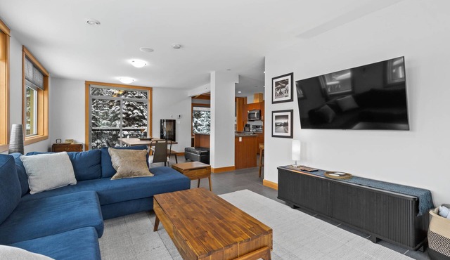 Modern 2 bedroom plus den apartment in village centre in Sun Peaks