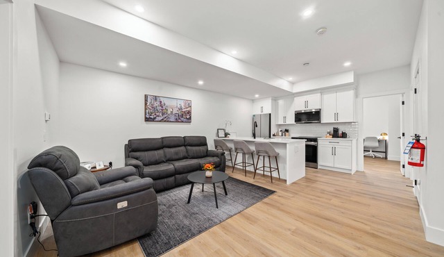 Modern 2BR Suite | Walk to Ctrain | Near Downtown in Calgary