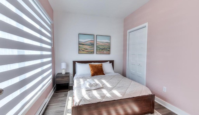 Modern Comforts 3 Bedroom & Full Kitchen & Wifi & Easy Montreal Access in Longueuil